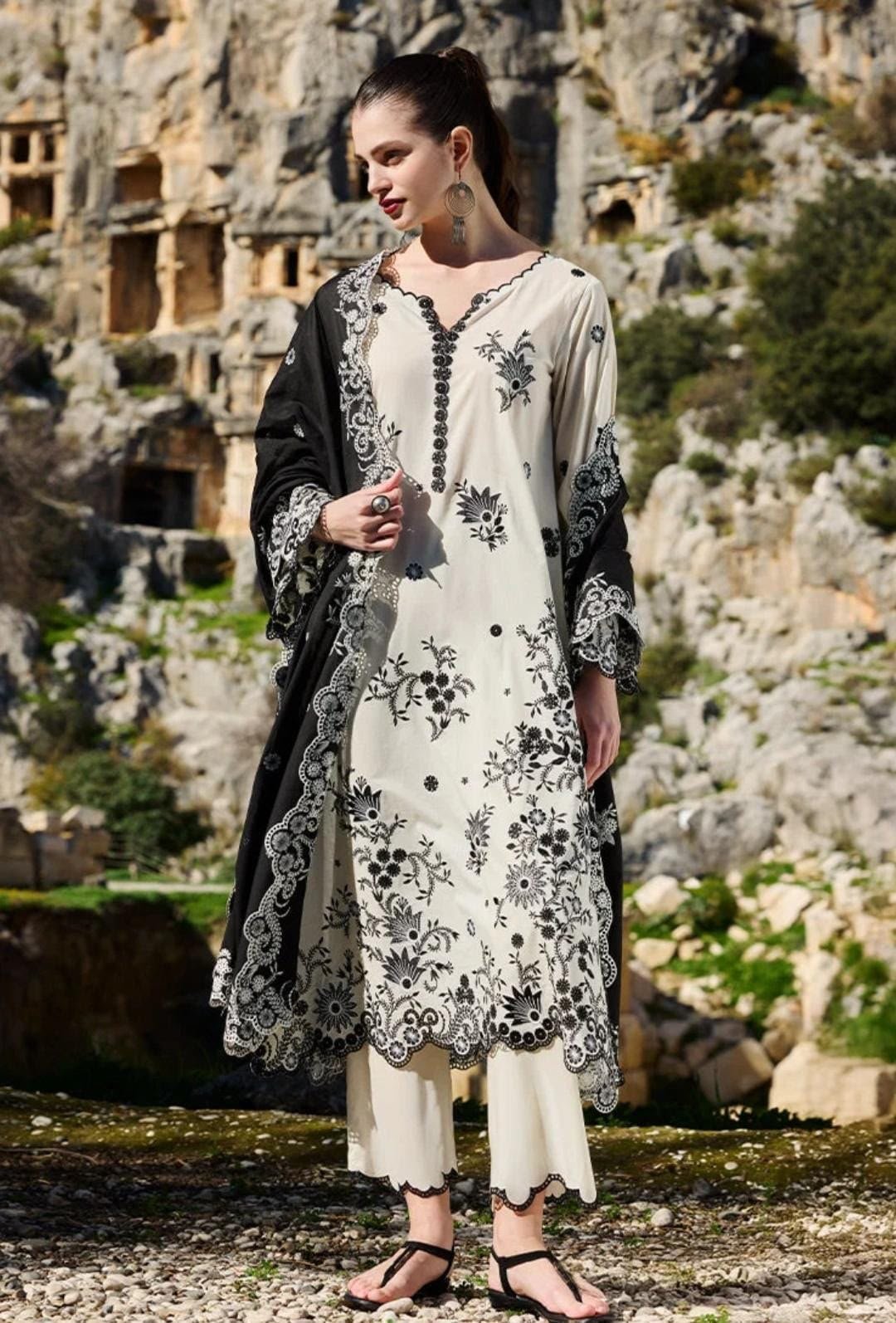 Cutwork Embroidered Border Dhanak 3-Piece Suit with Heavy Shawl